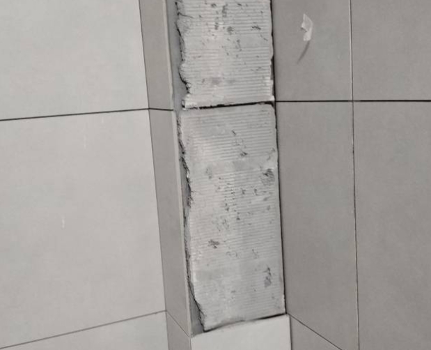 建阳瓷砖空鼓维修公司分享下瓷砖施工前基层浇水润湿程度不足，可能导致以下问题